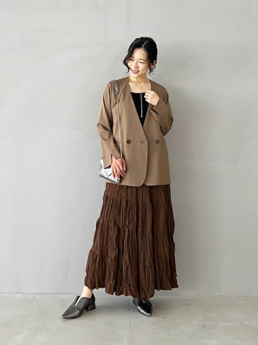 「ジャケット、スカート、ワントーンコーデ、ブラウン、キレイめ、お出かけコーデ、春コーデ、オフィスカジュアル、styledeli、スタイルデリ」｜「STYLE DELIの軽量ノーカラージャケット（ノーカラージャケット、ブラウン系）」を使った、STYELEDELIさん（レディース・157cm）の冬コーディネートの1枚目の写真