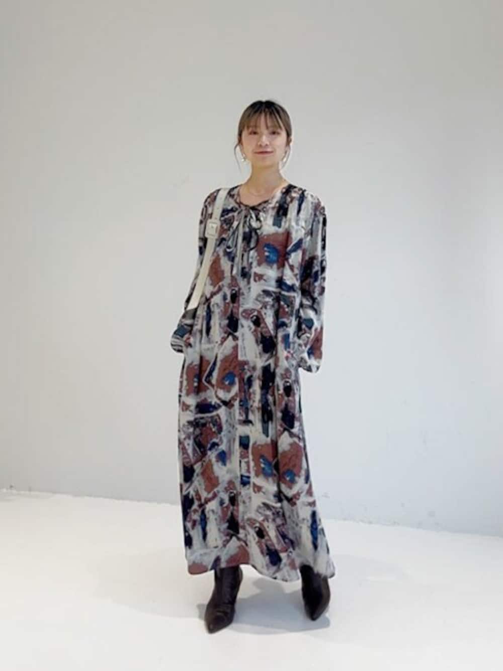 「ワンピース、モード、春服、アートプリント、styledeli、スタイルデリ、30代コーデ、40代ファッション、50代ファッション、着映えワンピ」｜「STYLE DELIのダブルリボンアート柄ワンピース（ワンピース、ブルー系）」を使った、STYELEDELIさん（レディース・157cm）の春コーディネートの1枚目の写真