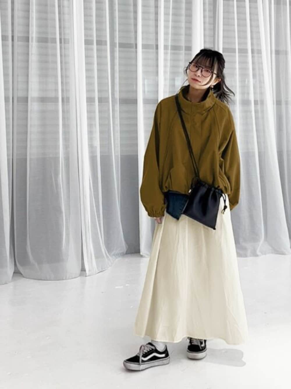 「ブルゾン、スニーカー、スカート、カジュアル、ベージュ、めがね、タックスカート、淡色コーデ、styledeli、スタイルデリ」｜「STYLE DELIの上部留めタックフレアスカート（スカート、ホワイト系）」を使った、STYELEDELIさん（レディース・157cm）の春コーディネートの1枚目の写真