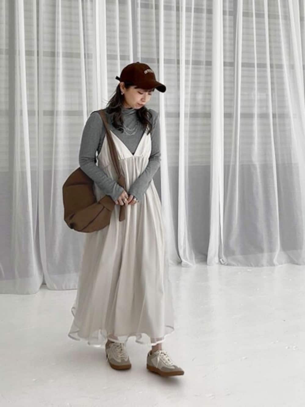 「スニーカー、ワンピース、チュール、大人カジュアル、デートコーデ、春服、シンプルコーデ、カフェ、styledeli、スタイルデリ」｜「STYLE DELIのとろみ薄リブルーズタートルトップス（その他トップス、グレー系）」を使った、STYELEDELIさん（レディース・157cm）の春コーディネートの1枚目の写真