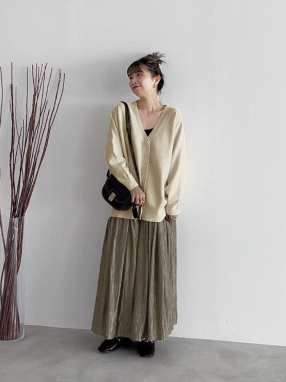 「カーディガン、スカート、ショルダーバッグ、ナチュラル、アースカラー、春服、シンプルコーデ、ギャザースカート、styledeli、スタイルデリ」｜「STYLE DELIのステッチスモールショルダーバッグ（ショルダーバッグ、ブラック系）」を使った、STYELEDELIさん（レディース・157cm）の春コーディネートの1枚目の写真