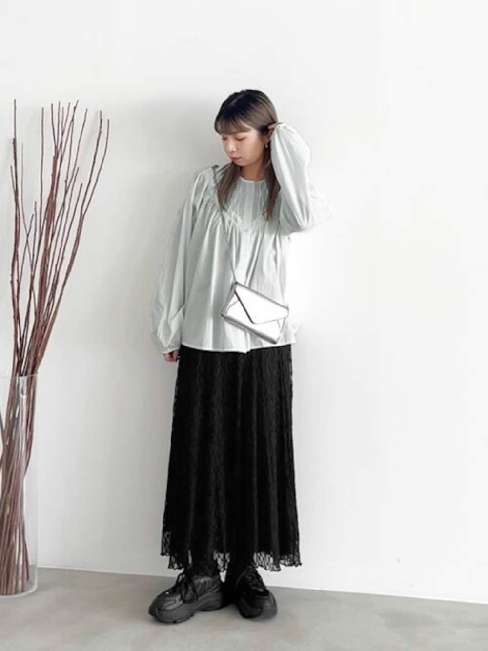 「ブラウス、スカート、モノトーン、お出かけコーデ、きれいめカジュアル、春服、シンプルコーデ、オフィスカジュアル、styledeli、スタイルデリ」｜「STYLE DELIの外せる2wayレーススカート（スカート、ブラック系）」を使った、STYELEDELIさん（レディース・157cm）の春コーディネートの1枚目の写真