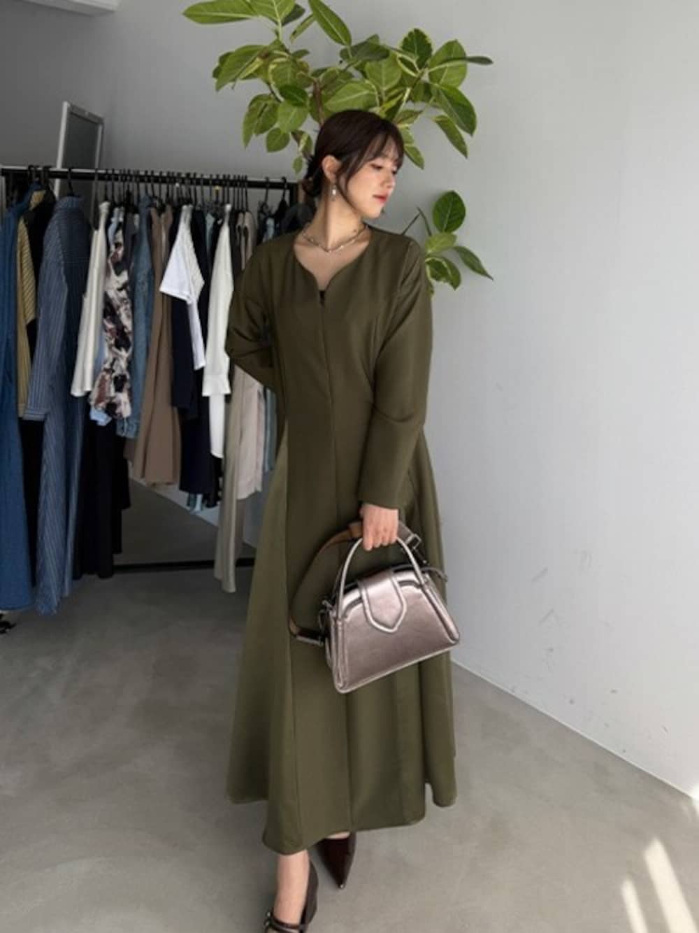 「ワンピース、フォーマル、クラシック、春服、シンプルコーデ、ディナー、通勤コーデ、オフィススタイル、styledeli、スタイルデリ」｜「STYLE DELIの【LUXE】フロントファスナー微配色ワンピース（ワンピース、グリーン系）」を使った、STYELEDELIさん（レディース・169cm）の春コーディネートの1枚目の写真