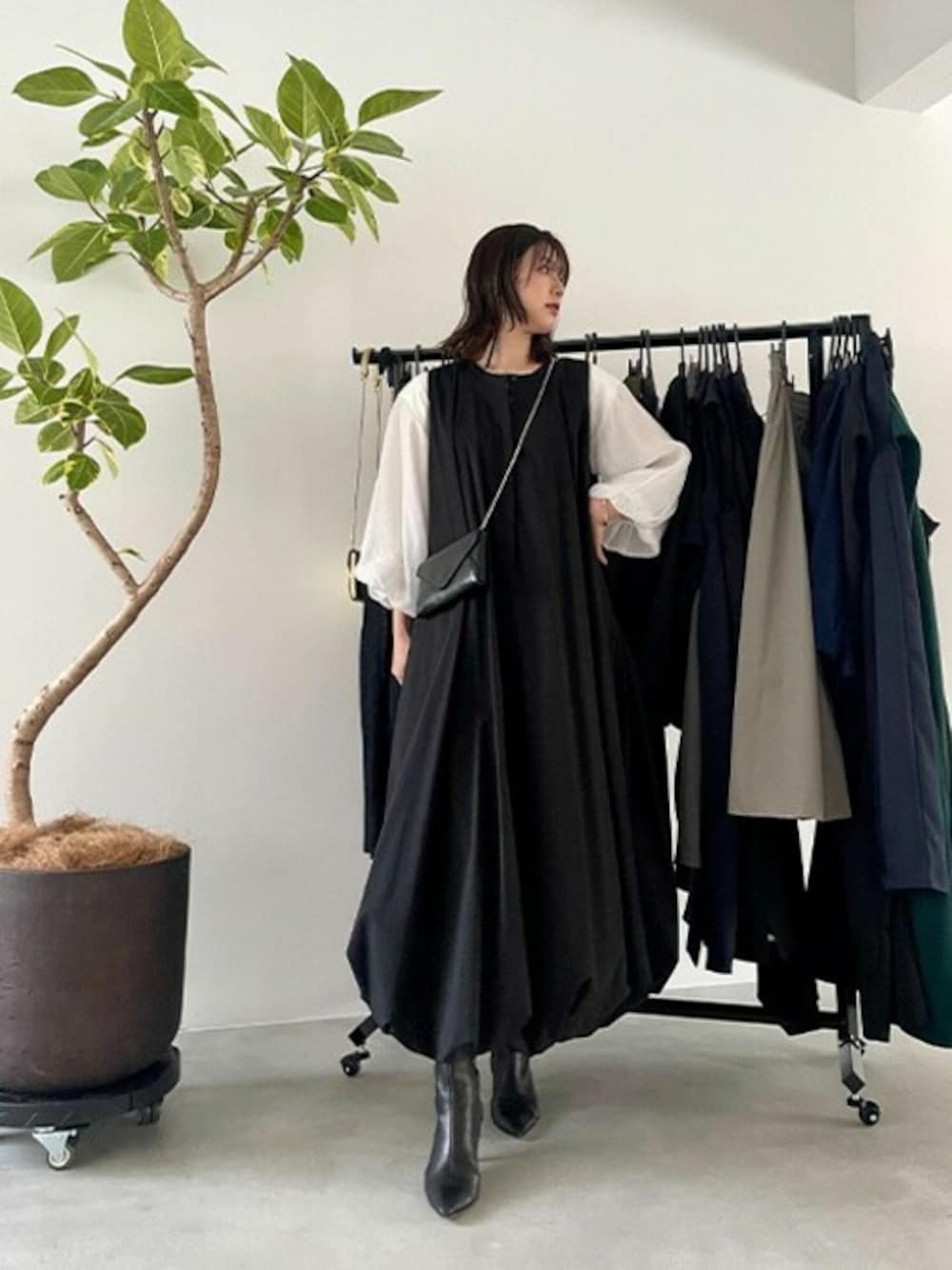 「モノトーン、大人カジュアル、シンプルコーデ、通勤コーデ、オフィスカジュアル、ブーツスタイル、styledeli、バルーンワンピ、スタイルデリ、チュールトップス」｜「STYLE DELIの【BLK001】バルーンワンピース（ワンピース、ブラック系）」を使った、STYELEDELIさん（レディース・169cm）の春コーディネートの1枚目の写真