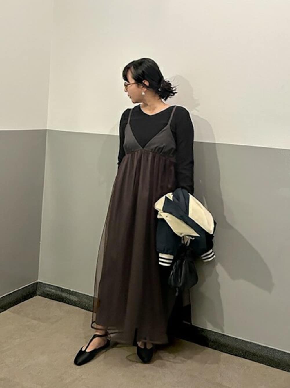 「ワンピース、チュール、大人カジュアル、キレイめ、クラシック、春服、シンプルコーデ、オフィスカジュアル、styledeli、スタイルデリ」｜「STYLE DELIのシャーリング加工前後Vネックトップス（Tシャツ/カットソー、ブラック系）」を使った、STYELEDELIさん（レディース・156cm）の春コーディネートの1枚目の写真