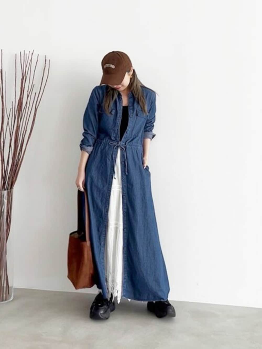 「デニム、ワンピース、スカート、レース、大人カジュアル、お出かけコーデ、春服、ランチ、styledeli、スタイルデリ」｜「STYLE DELIの【LUXE】コットンレースギャザーロングスカート（スカート、ホワイト系）」を使った、STYELEDELIさん（レディース・157cm）の春コーディネートの1枚目の写真
