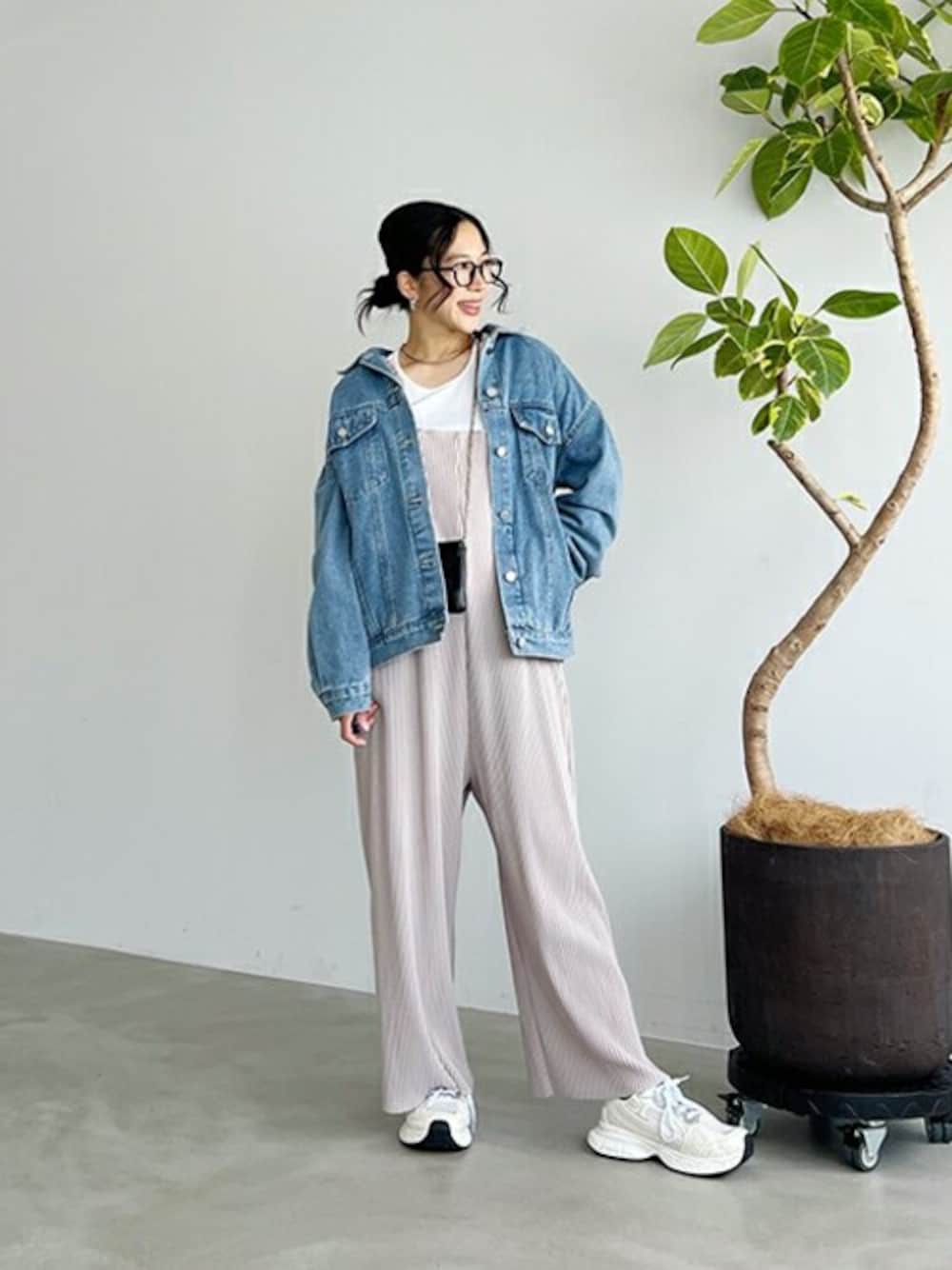 「スニーカー、デニム、カジュアル、デニムジャケット、サロペット、春服、春コーデ、大人かわいい、styledeli、スタイルデリ」｜「STYLE DELIのゆったりフォルムハイブリーチGジャン（デニムジャケット、ブルー系）」を使った、STYELEDELIさん（レディース・157cm）の春コーディネートの1枚目の写真