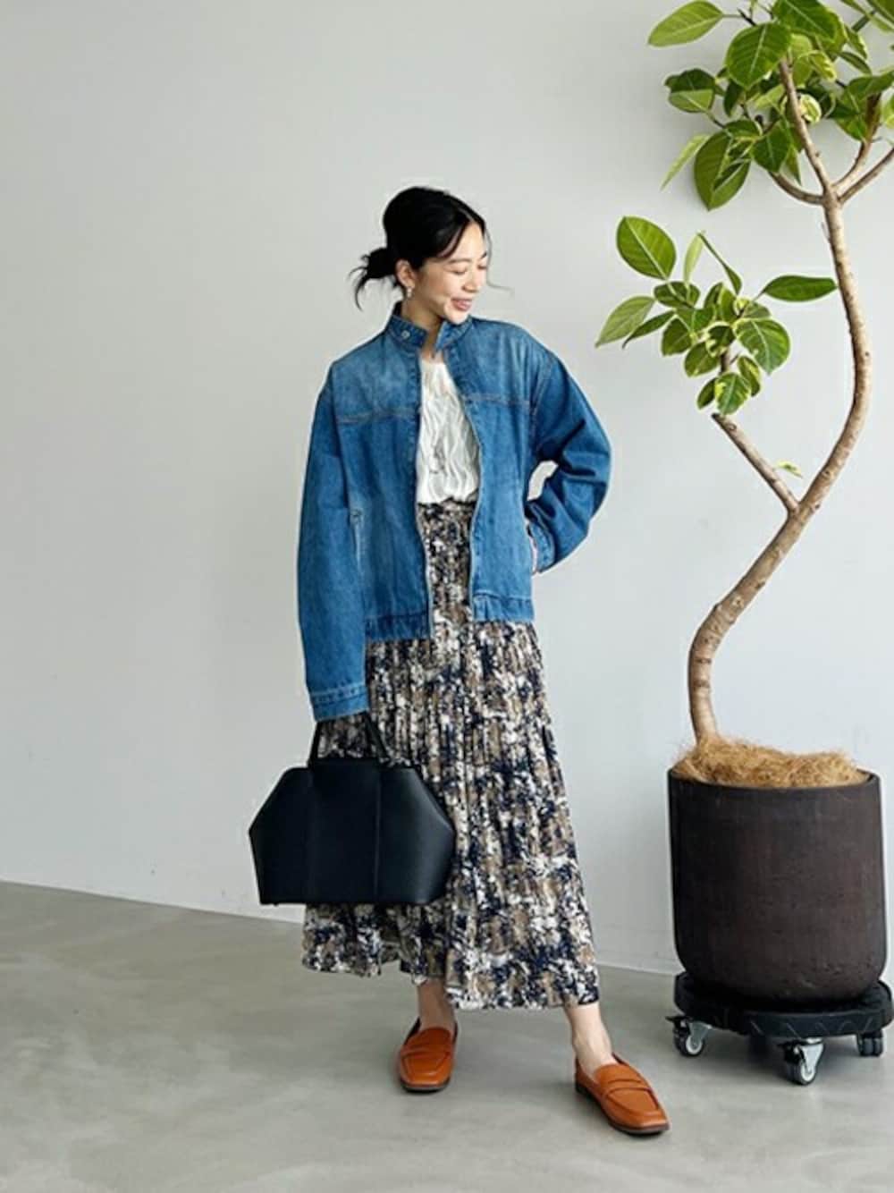 「デニム、スカート、カジュアル、ライダースジャケット、お出かけコーデ、春コーデ、ランチ、今日のコーデ、styledeli、スタイルデリ」｜「STYLE DELIのブリーチデニムライダースジャケット（デニムジャケット、ブルー系）」を使った、STYELEDELIさん（レディース・157cm）の春コーディネートの1枚目の写真