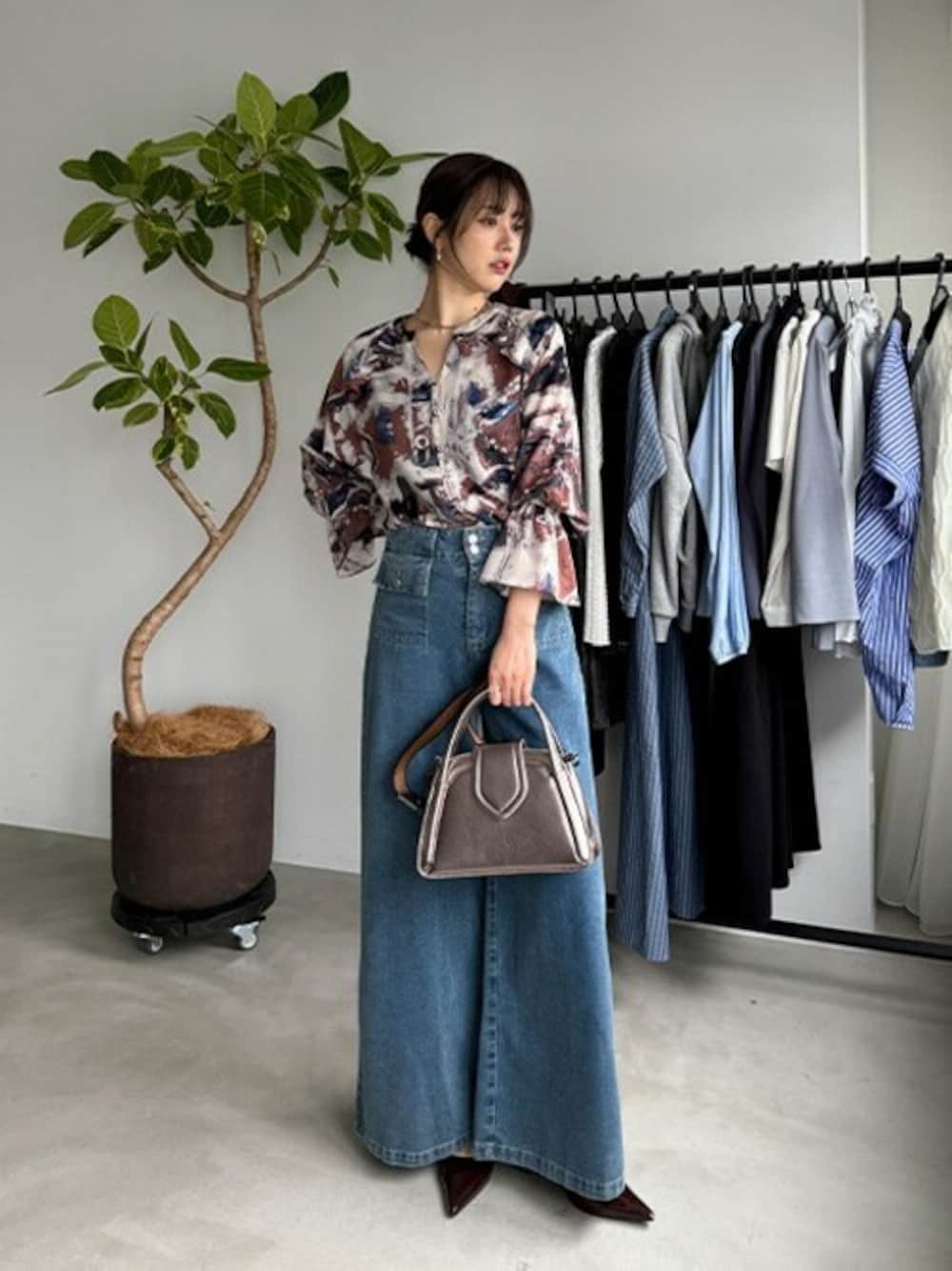 「デニム、ブラウス、パンプス、フリル、大人カジュアル、きれいめカジュアル、バギーパンツ、styledeli、スタイルデリ、アート柄」｜「STYLE DELIのアート柄フリルポイントブラウス（シャツ/ブラウス、ブルー系）」を使った、STYELEDELIさん（レディース・169cm）の春コーディネートの1枚目の写真