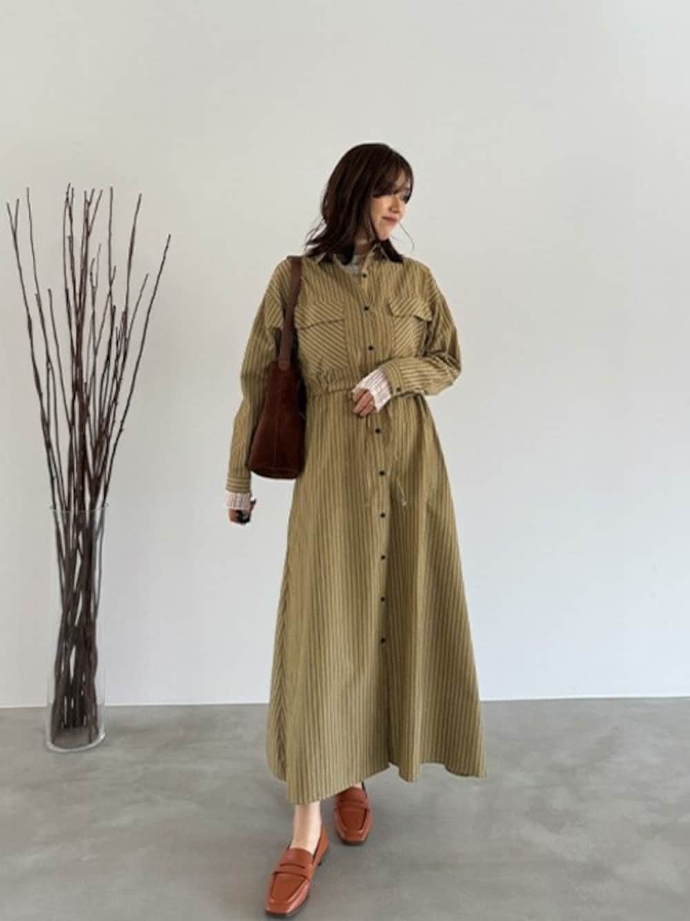 「ワンピース、イエロー、ローファー、黄色、ストライプ、トートバック、スウェード、バケツバッグ、styledeli、スタイルデリ」｜「STYLE DELIのスエード調バケツトートバッグ（トートバッグ、ブラウン系）」を使った、STYELEDELIさん（レディース・169cm）の春コーディネートの1枚目の写真
