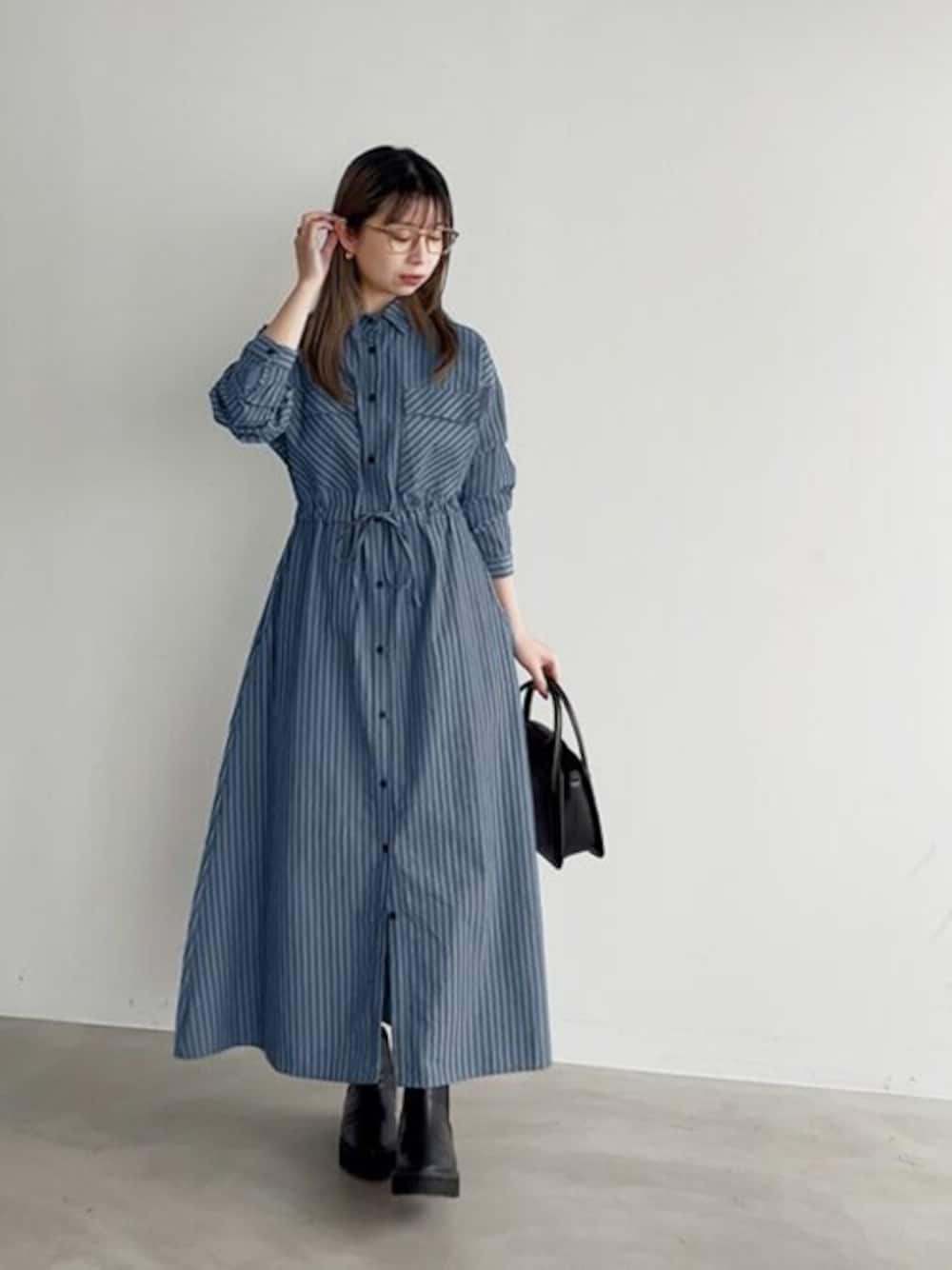 「ワンピース、ブーツ、ブルー、めがね、ストライプ、青、きれいめカジュアル、通勤コーデ、styledeli、スタイルデリ」｜「STYLE DELIのメガネ／style-1（メガネ、グレー系）」を使った、STYELEDELIさん（レディース・157cm）の春コーディネートの1枚目の写真