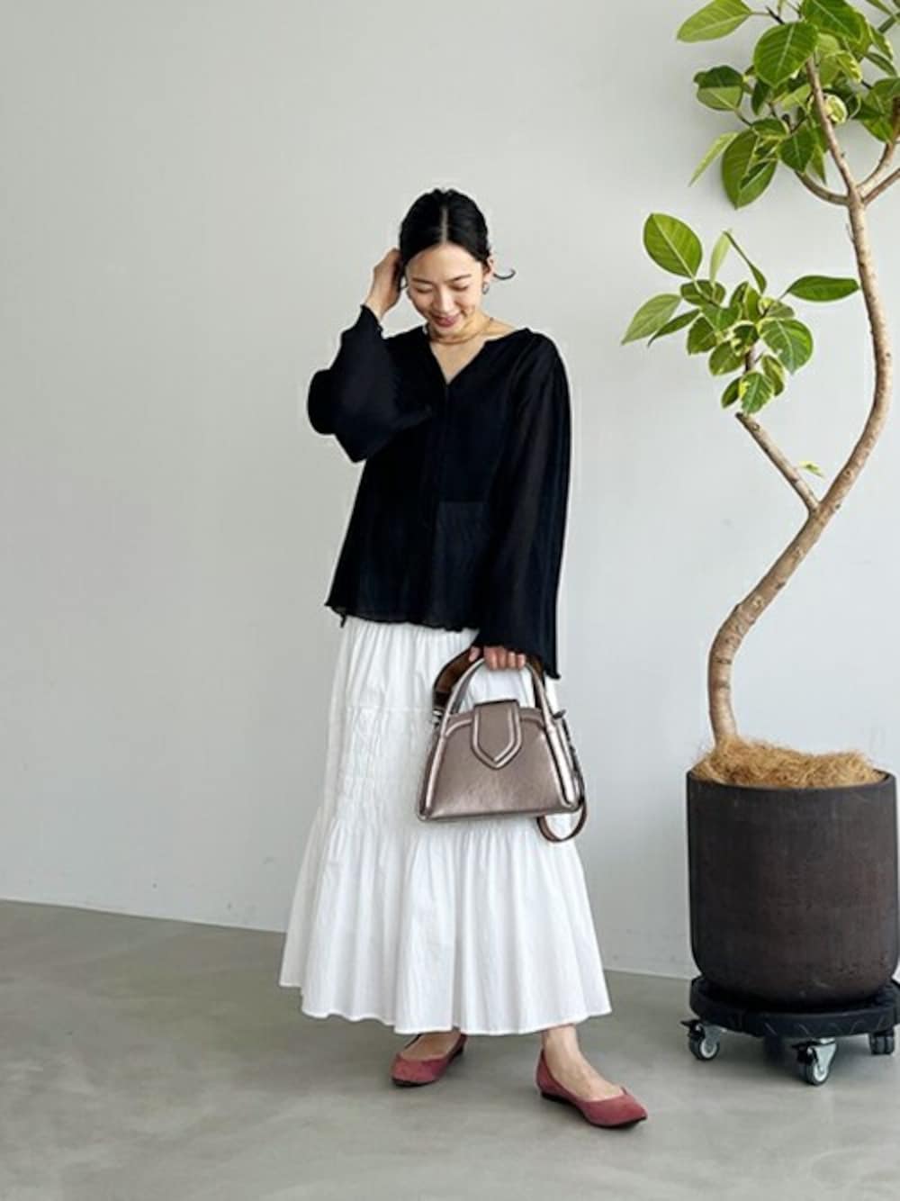 「STYLE DELIのシャーリングシフォン楊柳風ブラウス（シャツ/ブラウス、ブラック系）」を使った、STYELEDELIさん（レディース・157cm）の春コーディネートの1枚目の写真