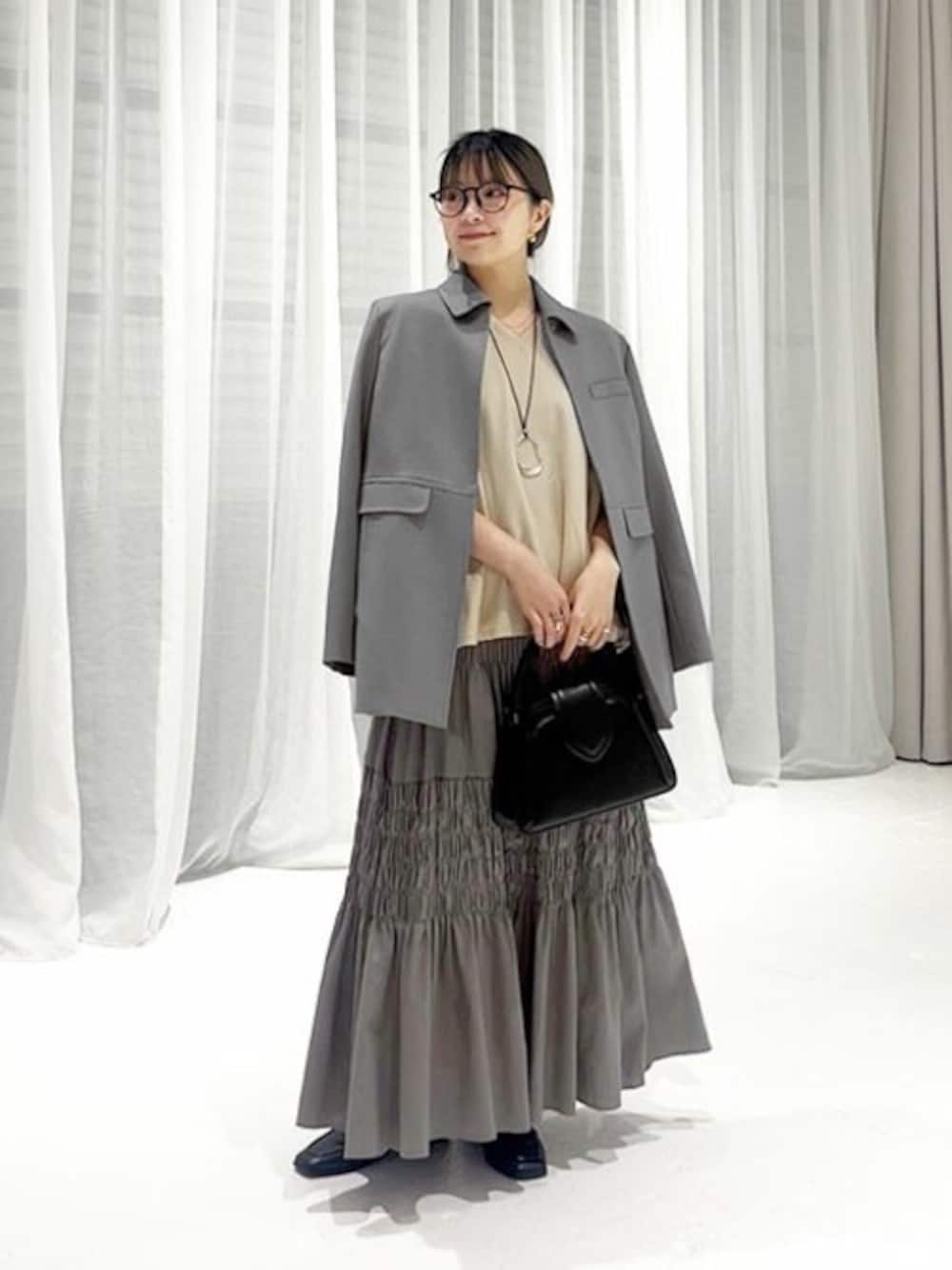 「ニット、ジャケット、スカート、グレー、Vネック、シンプルコーデ、オフィスカジュアル、styledeli、スタイルデリ、シャーリングスカート」｜「STYLE DELIの気持ちいいドルマンニットトップス（ニット/セーター、ホワイト系）」を使った、STYELEDELIさん（レディース・157cm）の春コーディネートの1枚目の写真