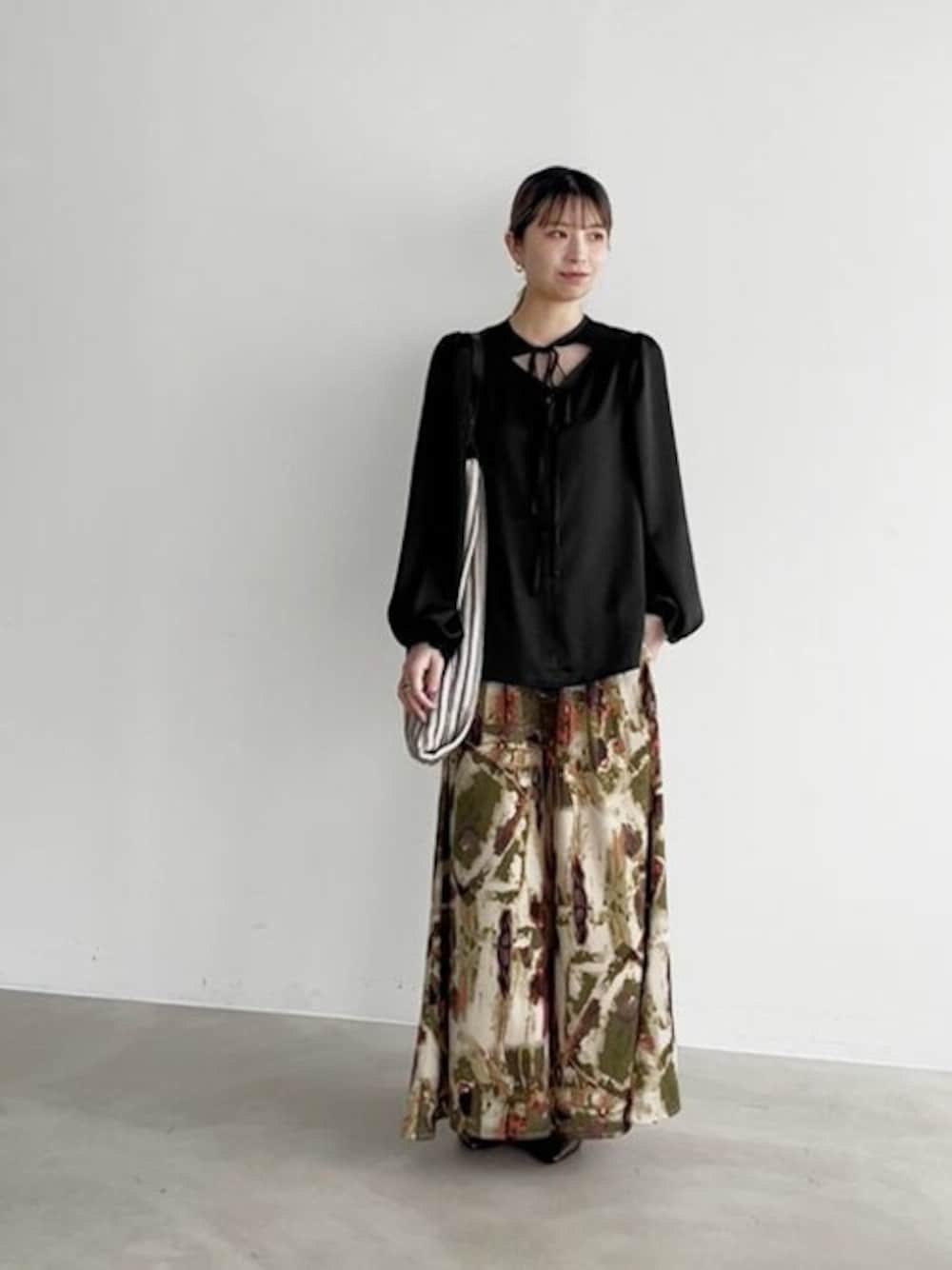 「ブラウス、ブラック、リボン、ワイドパンツ、キレイめ、モード、サテン、styledeli、スタイルデリ、アート柄」｜「STYLE DELIのアート柄フレアワイドパンツ（その他パンツ、グリーン系）」を使った、STYELEDELIさん（レディース・157cm）の春コーディネートの1枚目の写真