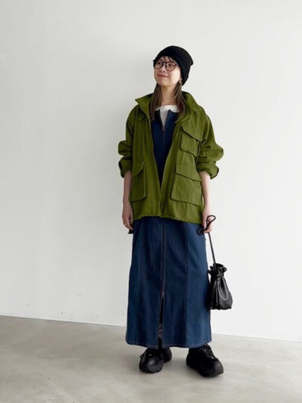 「ジャケット、デニム、ワンピース、カジュアル、カーキ、ミリタリージャケット、メンズライク、春、styledeli、スタイルデリ」｜「STYLE DELIの【LUXE】細見え配色デニムキャミワンピース（ワンピース、ブルー系）」を使った、STYELEDELIさん（レディース・157cm）の春コーディネートの1枚目の写真