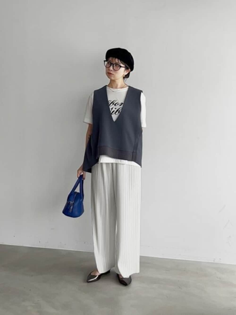 「ロゴT、ホワイト、Tシャツ、きれいめカジュアル、春コーデ、夏コーデ、オフィスカジュアル、白Tシャツ、styledeli、スタイルデリ」｜「STYLE DELIのRIBBONロゴTシャツ（Tシャツ/カットソー、ホワイト系）」を使った、STYELEDELIさん（レディース・157cm）の春コーディネートの1枚目の写真