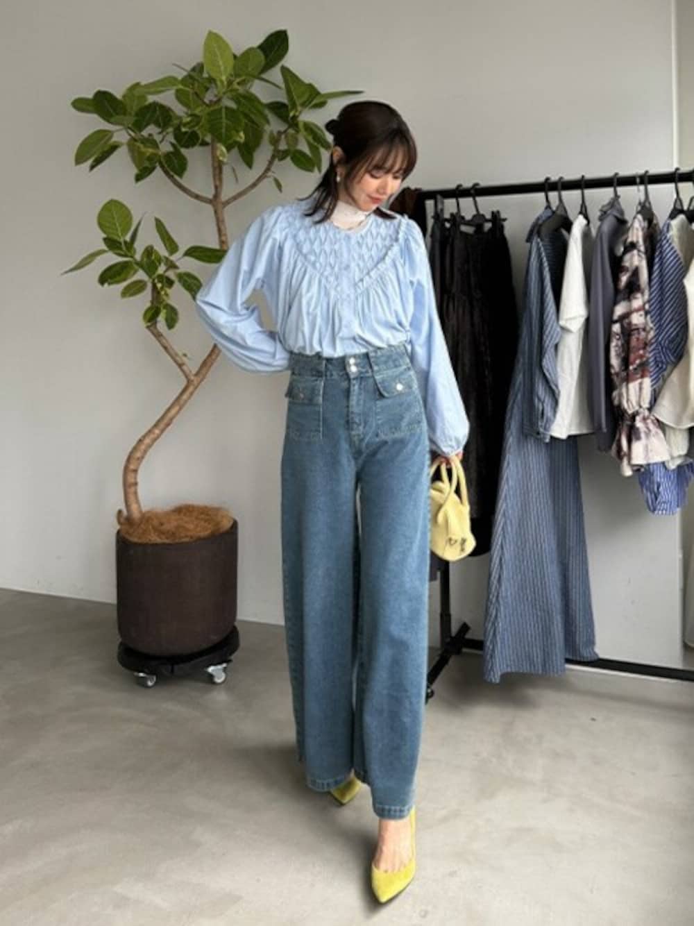 「デニム、ブラウス、カジュアル、キレイめ、春コーデ、バギーパンツ、ライトブルー、メッシュトップス、styledeli、スタイルデリ」｜「STYLE DELIのデコルテ切替コットンブラウス（シャツ/ブラウス、ブルー系）」を使った、STYELEDELIさん（レディース・169cm）の春コーディネートの1枚目の写真