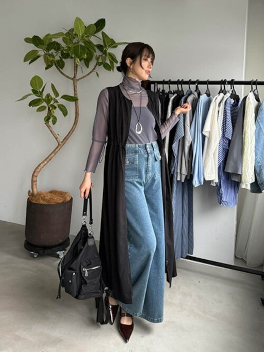 「デニム、カジュアル、リュック、ショルダーバッグ、ジャンパースカート、春、バギーパンツ、メッシュトップス、styledeli、スタイルデリ」｜「STYLE DELIのダブルファスナージャンパースカート（ワンピース、ブラック系）」を使った、STYELEDELIさん（レディース・169cm）の春コーディネートの1枚目の写真