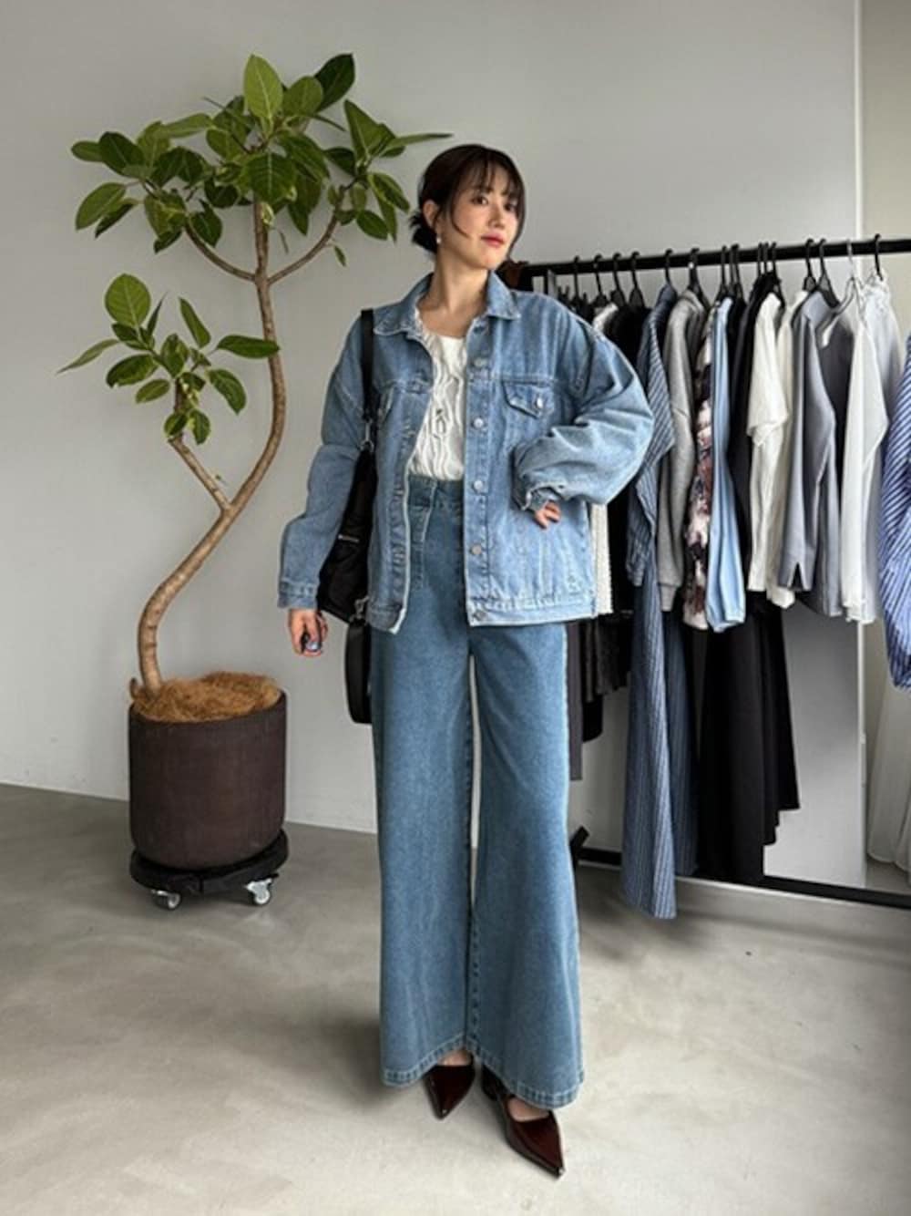 「カジュアル、リュック、デニムジャケット、ショルダーバッグ、デニムonデニム、デニムパンツ、きれいめカジュアル、春コーデ、styledeli、スタイルデリ」｜「STYLE DELIのゆったりフォルムハイブリーチGジャン（デニムジャケット、ブルー系）」を使った、STYELEDELIさん（レディース・169cm）の春コーディネートの1枚目の写真