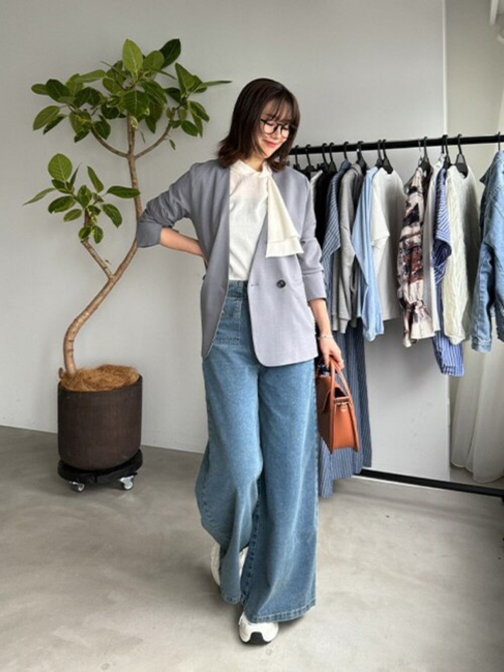 「スニーカー、ジャケット、デニム、ブラウス、カジュアル、きれいめカジュアル、春コーデ、バギーパンツ、styledeli」｜「STYLE DELIの片寄せボウタイブラウス（シャツ/ブラウス、ホワイト系）」を使った、STYELEDELIさん（レディース・169cm）の春コーディネートの1枚目の写真
