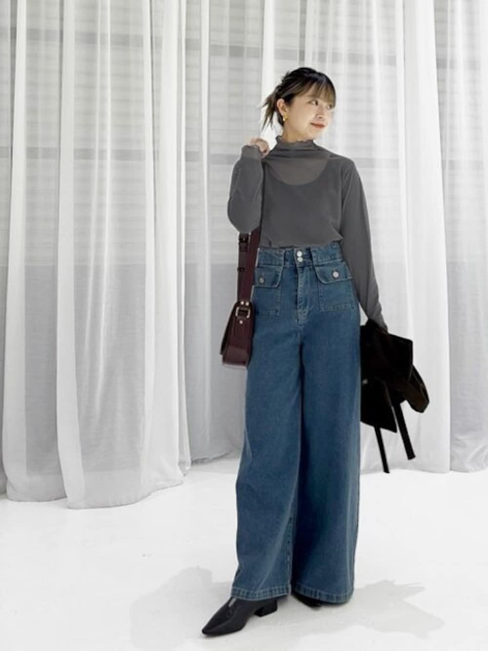 「デニム、カジュアル、きれいめカジュアル、春、シンプルコーデ、春コーデ、バギーパンツ、メッシュトップス、styledeli、スタイルデリ」｜「STYLE DELIの端っこメロウメッシュトップス（Tシャツ/カットソー、グレー系）」を使った、STYELEDELIさん（レディース・157cm）の春コーディネートの1枚目の写真
