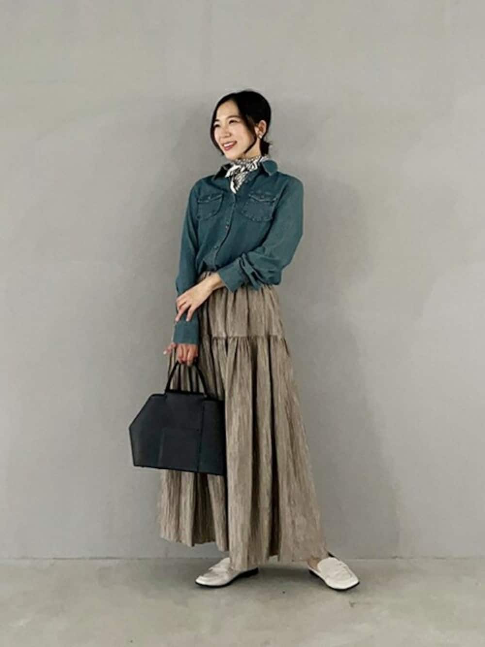 「スカート、スカーフ、カーキ、きれいめカジュアル、春服、春コーデ、ギャザースカート、オフィスカジュアル、styledeli、スタイルデリ」｜「STYLE DELIのシャイニー切替ギャザースカート（スカート、グリーン系）」を使った、STYELEDELIさん（レディース・157cm）の春コーディネートの1枚目の写真