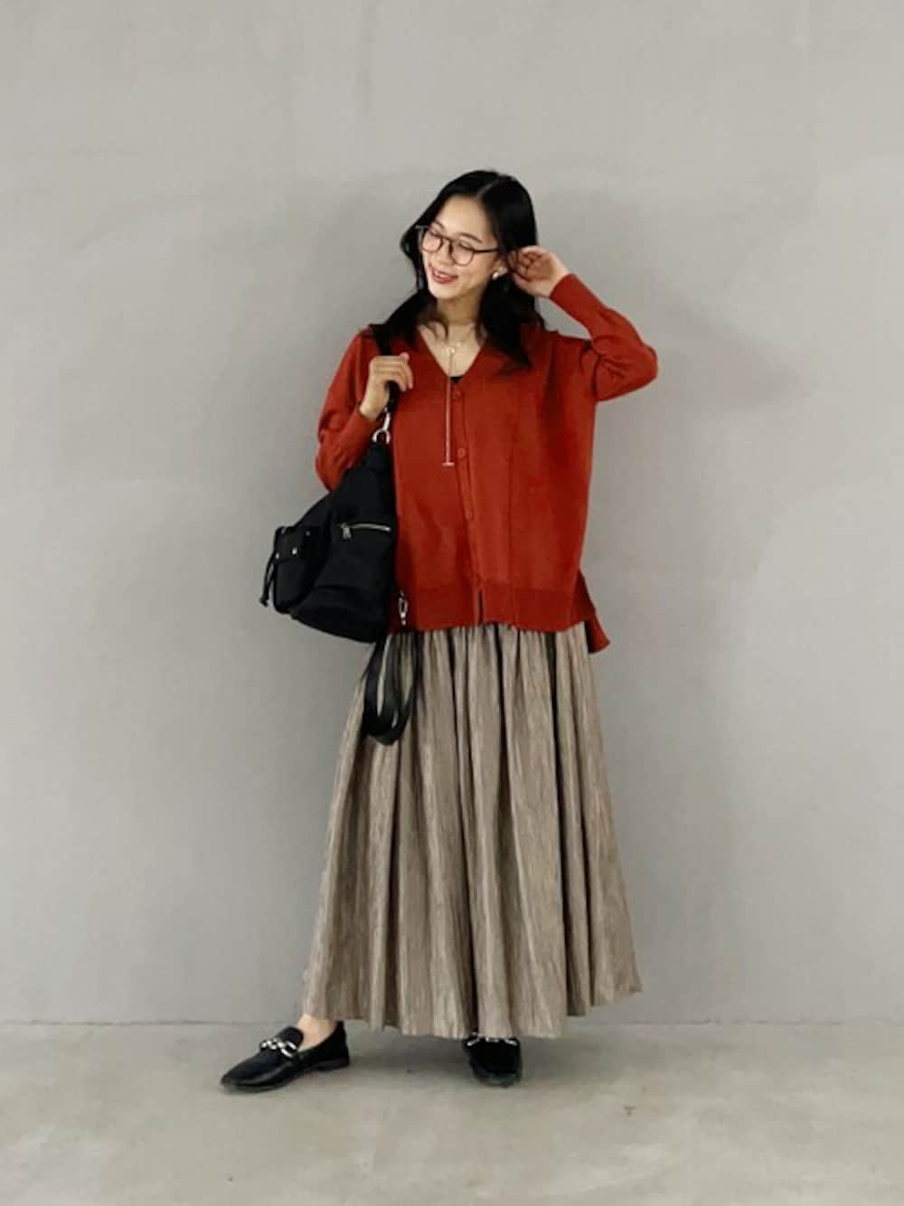 「スカート、リュック、ショルダーバッグ、めがね、春服、ギャザースカート、オフィスカジュアル、styledeli、スタイルデリ、通期コーデ」｜「STYLE DELIのシャイニー切替ギャザースカート（スカート、グリーン系）」を使った、STYELEDELIさん（レディース・157cm）の春コーディネートの1枚目の写真