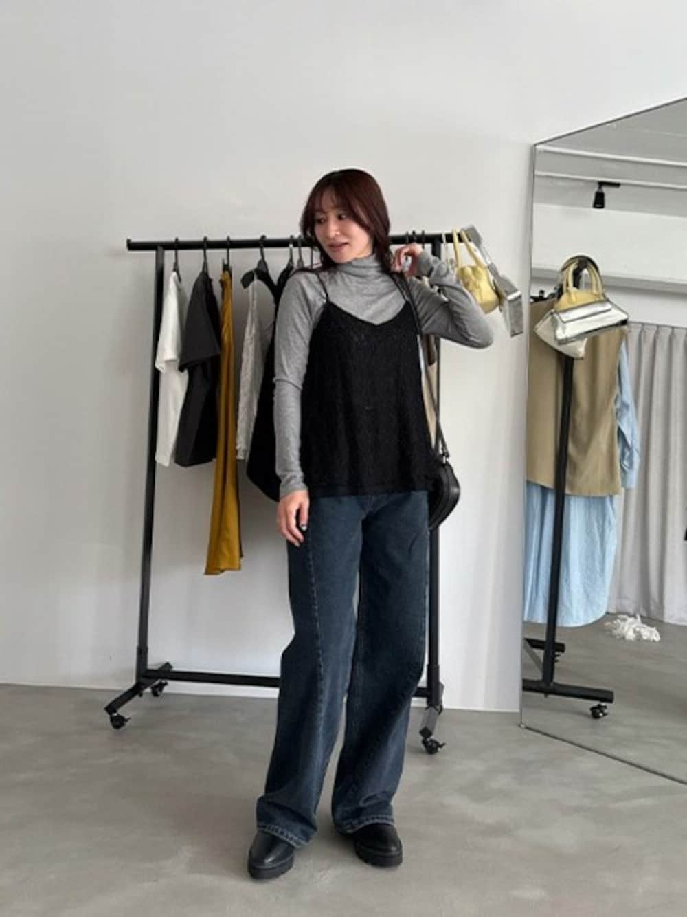 「デニム、レース、レイヤードスタイル、タートルネック、ワイドパンツ、レースキャミソール、春服、シンプルコーデ、styledeli、スタイルデリ」｜「STYLE DELIのハギ切替ワイドデニム（デニムパンツ、ブルー系）」を使った、STYELEDELIさん（レディース・158cm）の春コーディネートの1枚目の写真