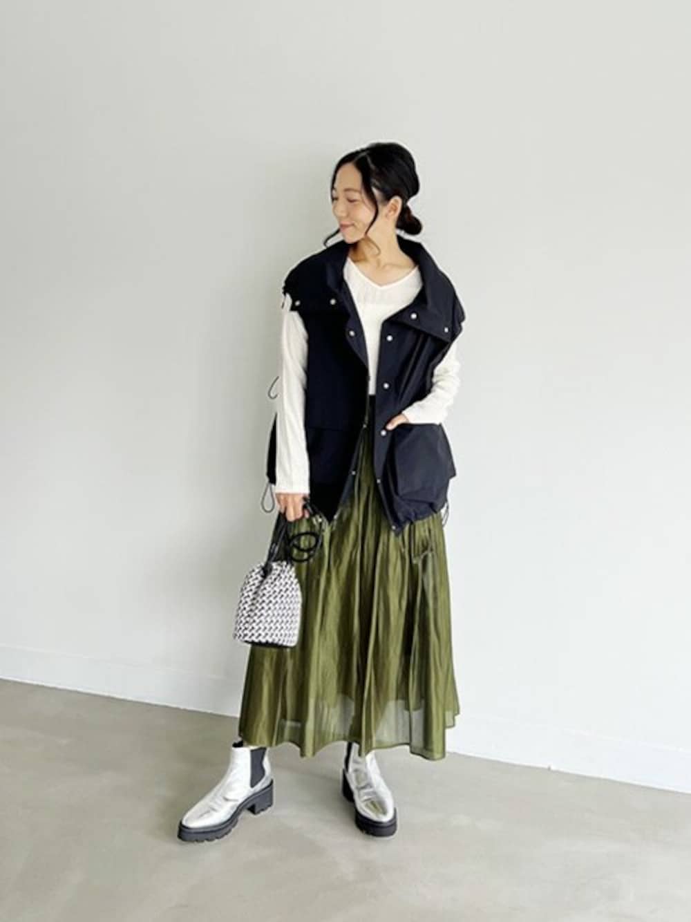 「ブルゾン、ブーツ、カジュアル、ネイビー、ベスト、カーキ、きれいめカジュアル、シンプルコーデ、styledeli、スタイルデリ」｜「STYLE DELIのマットタフタポケットベストブルゾン（ナイロンジャケット、ベージュ系）」を使った、STYELEDELIさん（レディース・157cm）の春コーディネートの1枚目の写真