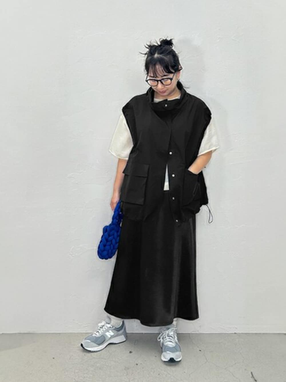 「スニーカー、スカート、カジュアル、ブラック、Tシャツ、めがね、ベスト、シンプルコーデ、styledeli、スタイルデリ」｜「STYLE DELIのメガネ／style-3（メガネ、ブラック系）」を使った、STYELEDELIさん（レディース・156cm）の春コーディネートの1枚目の写真