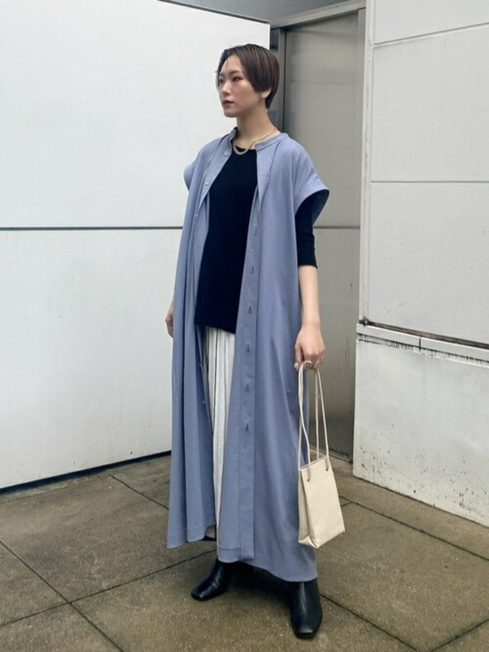 「トレンド、シンプル、新作、春コーデ、スカートコーデ」｜「FEMMENTの【FEMMENT(ファモン)】タイトツイストコットンジャージーサイドスリットTシャツ/LJ11-607（Tシャツ/カットソー、ブラック系）」を使った、Hitaka  Mahoさん（レディース・163cm）の春コーディネートの1枚目の写真