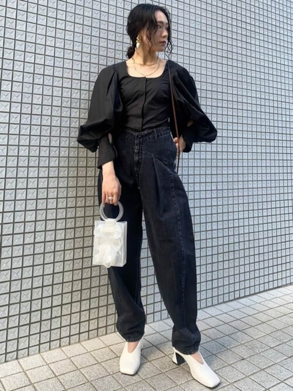 「#ブラック、#シンプル、＃トレンド、#秋コーデ、#新作、#今日のコーデ、#CITY、#Mame Kurogouchi」｜「mameのトランスペアレントスカルプチュアルミニハンドバッグ（ハンドバッグ、ホワイト系）」を使った、Hitaka  Mahoさん（レディース・163cm）の秋コーディネートの1枚目の写真