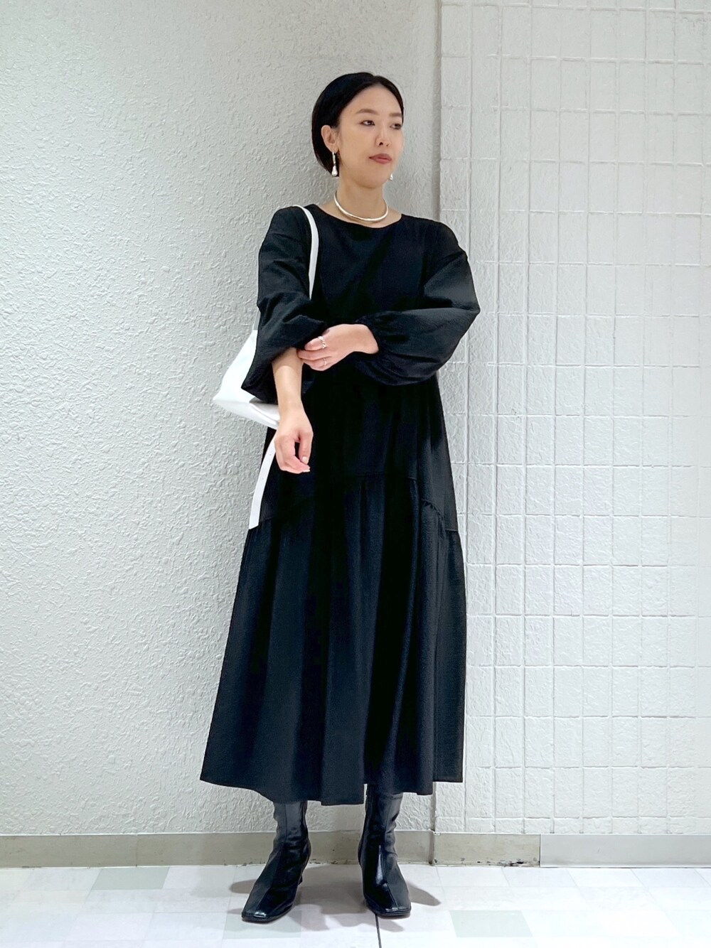 「ワンピース、ゆったりワンピース、ブーツ、バッグ、apartbylowrys、アパートバイローリーズ、ブラックワンピース、秋コーデ、大人カジュアル、きれいめカジュアル、高身長女子、長袖ワンピース、ネックレス、大人かわいい」｜「A part byのフクレギャザーパフワンピース（ワンピース、ブラック系）」を使った、keicoさん（レディース・168cm）の秋コーディネートの1枚目の写真