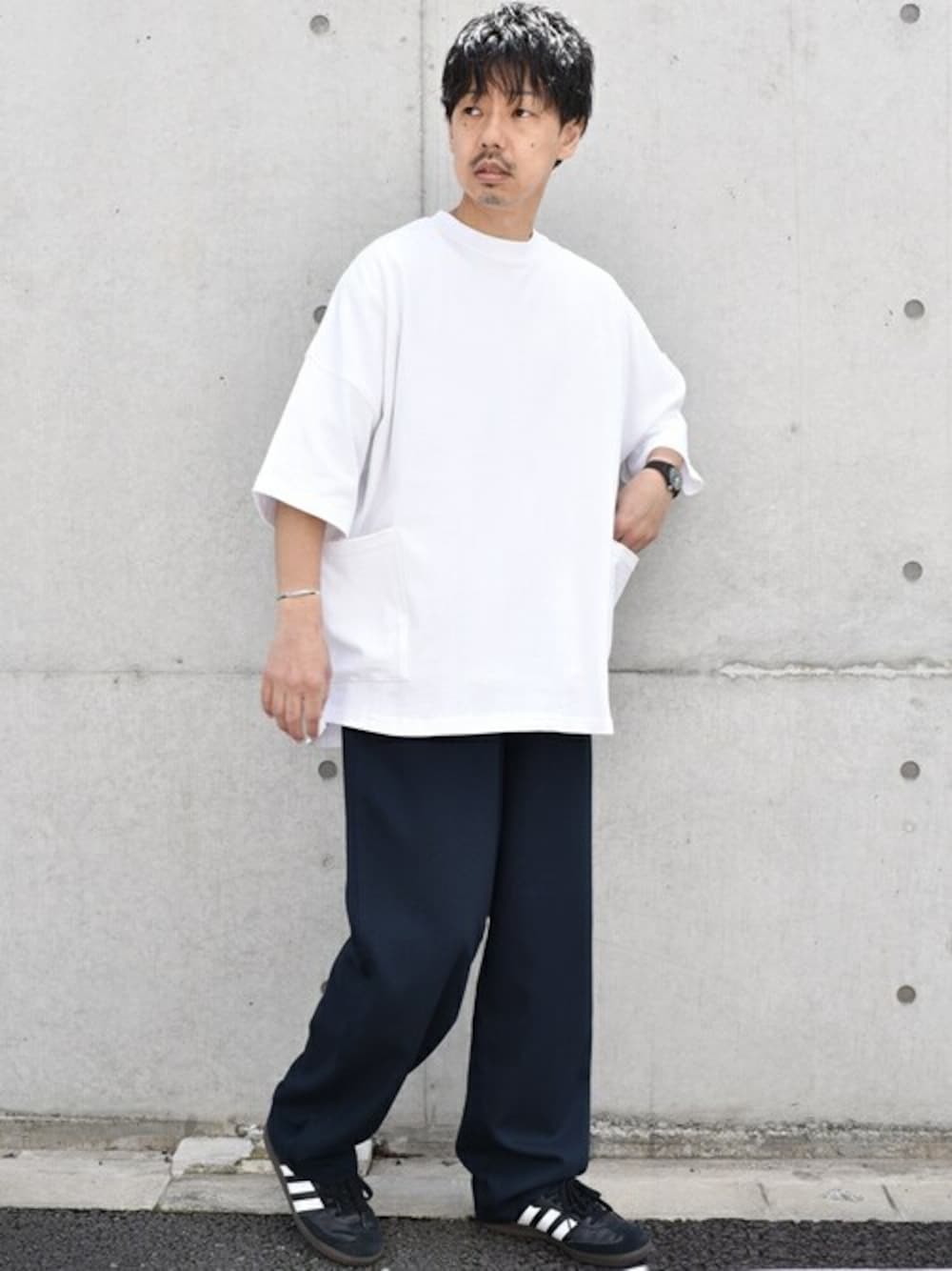 「Tシャツ、ドルマン、オーバーサイズ、ワイドパンツ、ユニセックス、イージーパンツ、バングル、夏コーデ、メンズファッション、SHIPS any」｜「SHIPS anyのSHIPS any: COTTON USA ドルマン キャンプ ポケット Tシャツ 24SS◇（Tシャツ/カットソー、ホワイト系）」を使った、HAMADAさん（メンズ・166cm）の春コーディネートの1枚目の写真