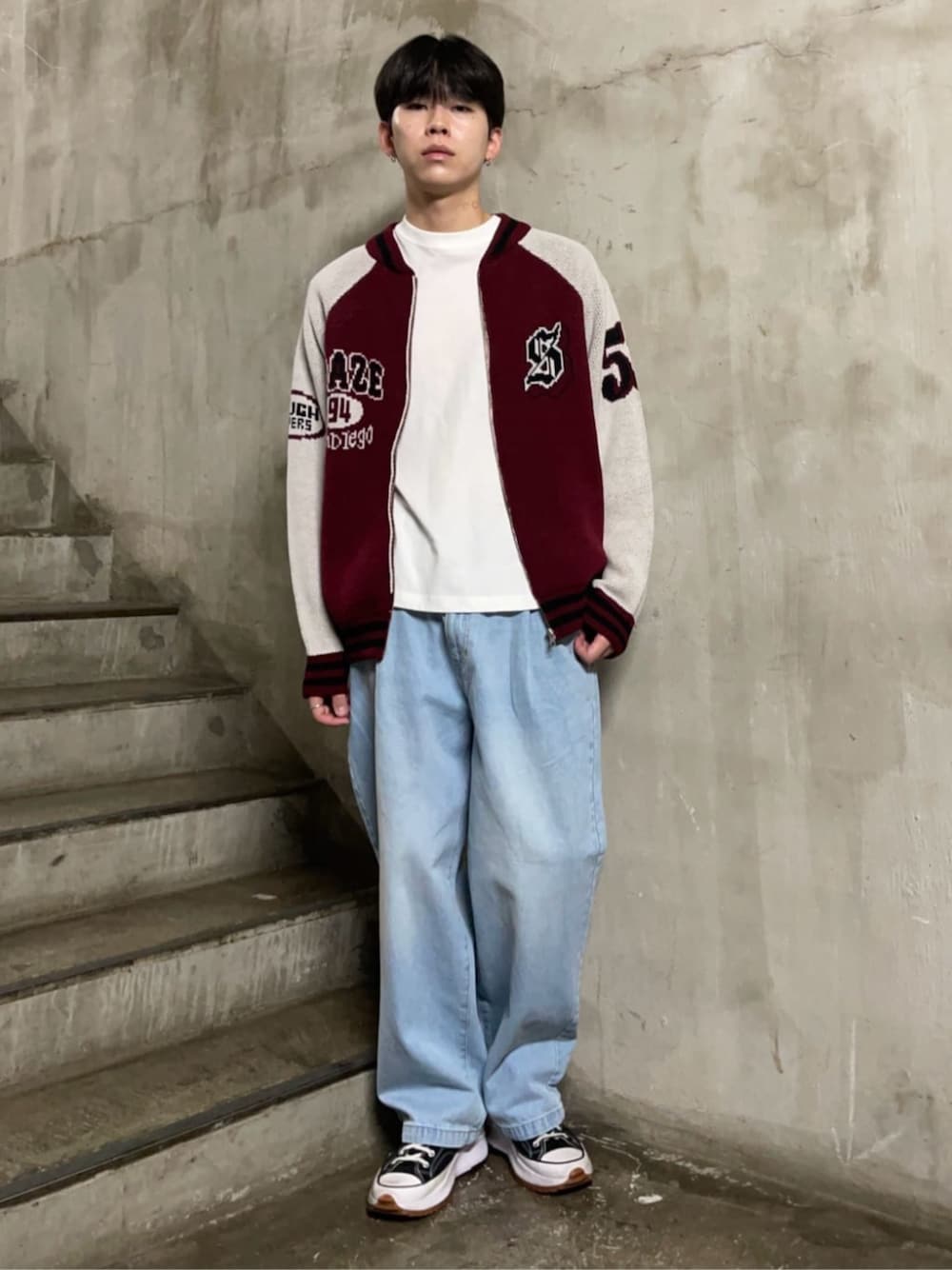 ブルー系のデニムパンツ、ホワイト系のTシャツ/カットソー、レッド系のカーディガン/ボレロを着用したメンズの秋コーディネートの1枚目の写真