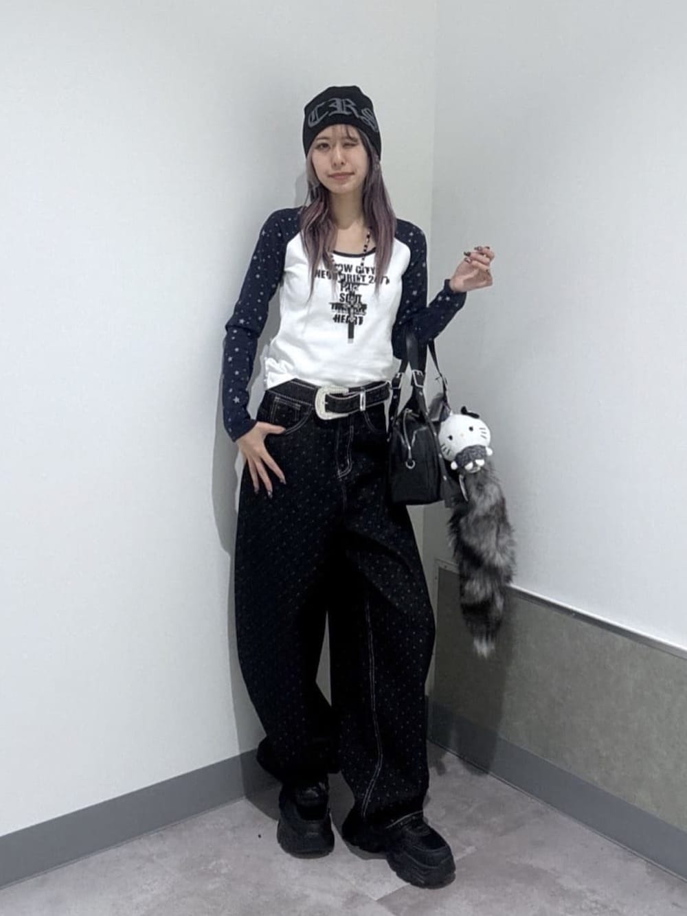 ブルー系のTシャツ/カットソー、ブラック系のデニムパンツ、ブラック系のスニーカーを着用したレディースの春コーディネートの1枚目の写真