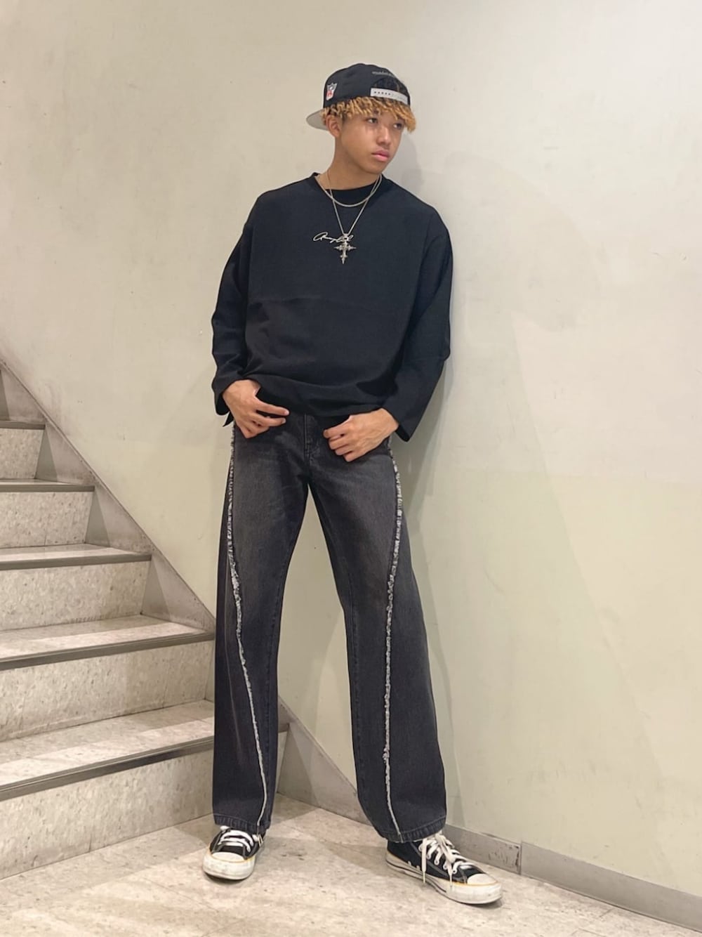 ブラック系のショルダーバッグ、ブラック系のデニムパンツ、ブラック系のアンサンブルを着用したメンズの春コーディネートの1枚目の写真