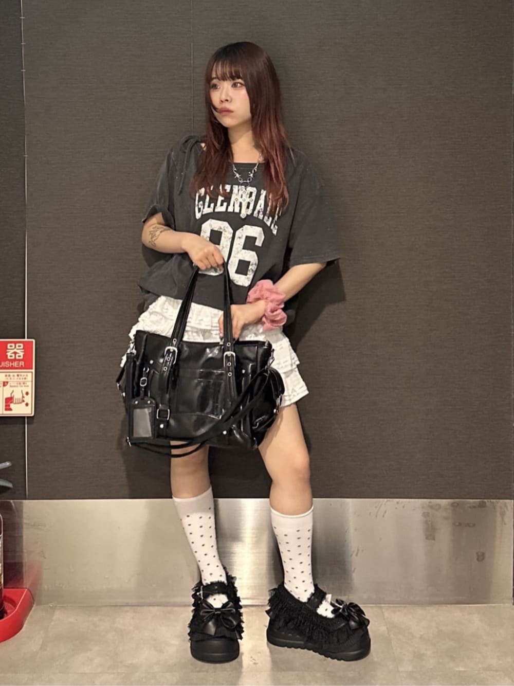 その他のTシャツ/カットソー、ホワイト系のスカート、レッド系のシュシュを着用したレディースの夏コーディネートの1枚目の写真