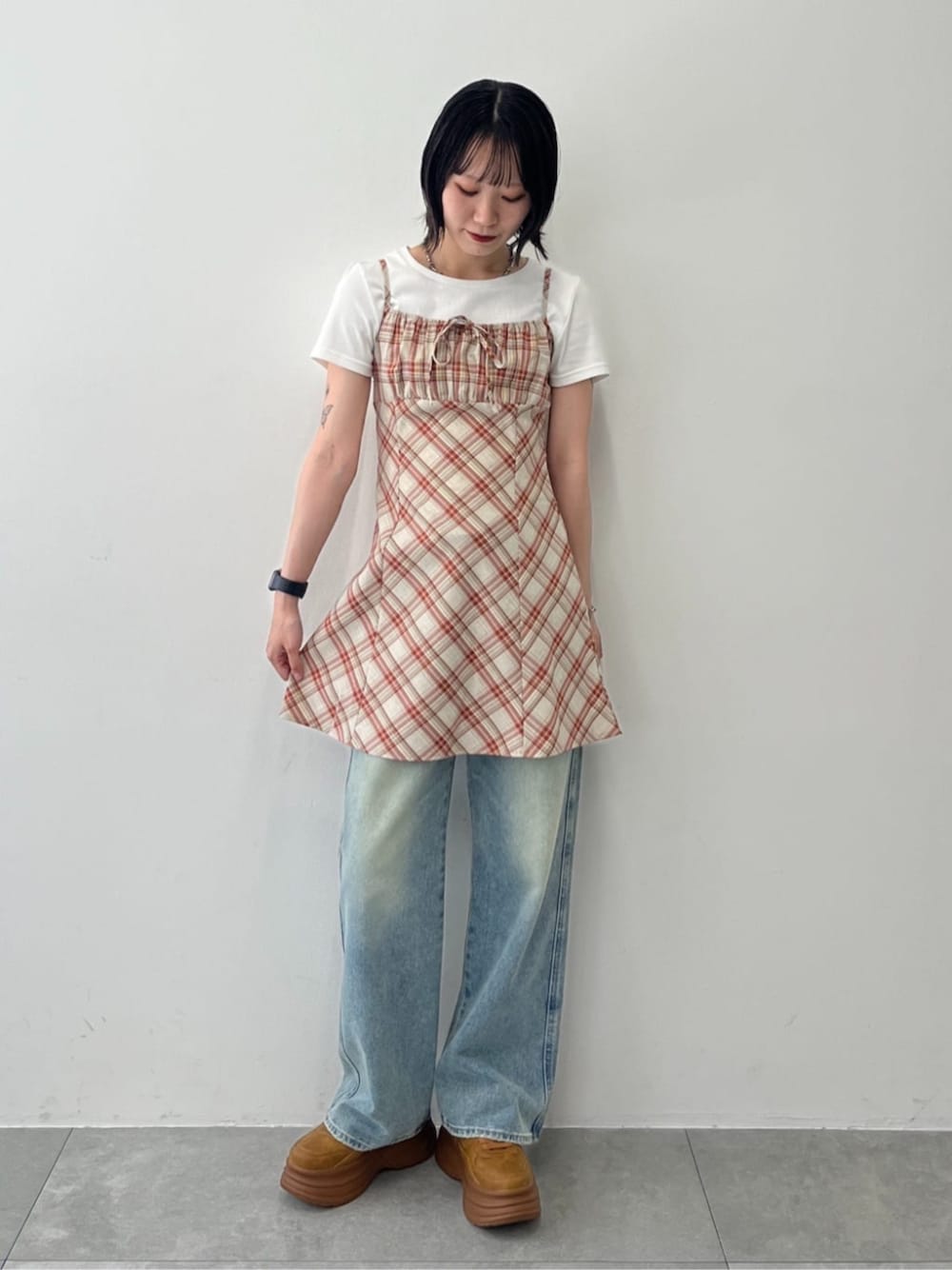 イエロー系のスニーカー、ブルー系のデニムパンツ、ホワイト系のTシャツ/カットソーを着用したレディースの夏コーディネートの1枚目の写真