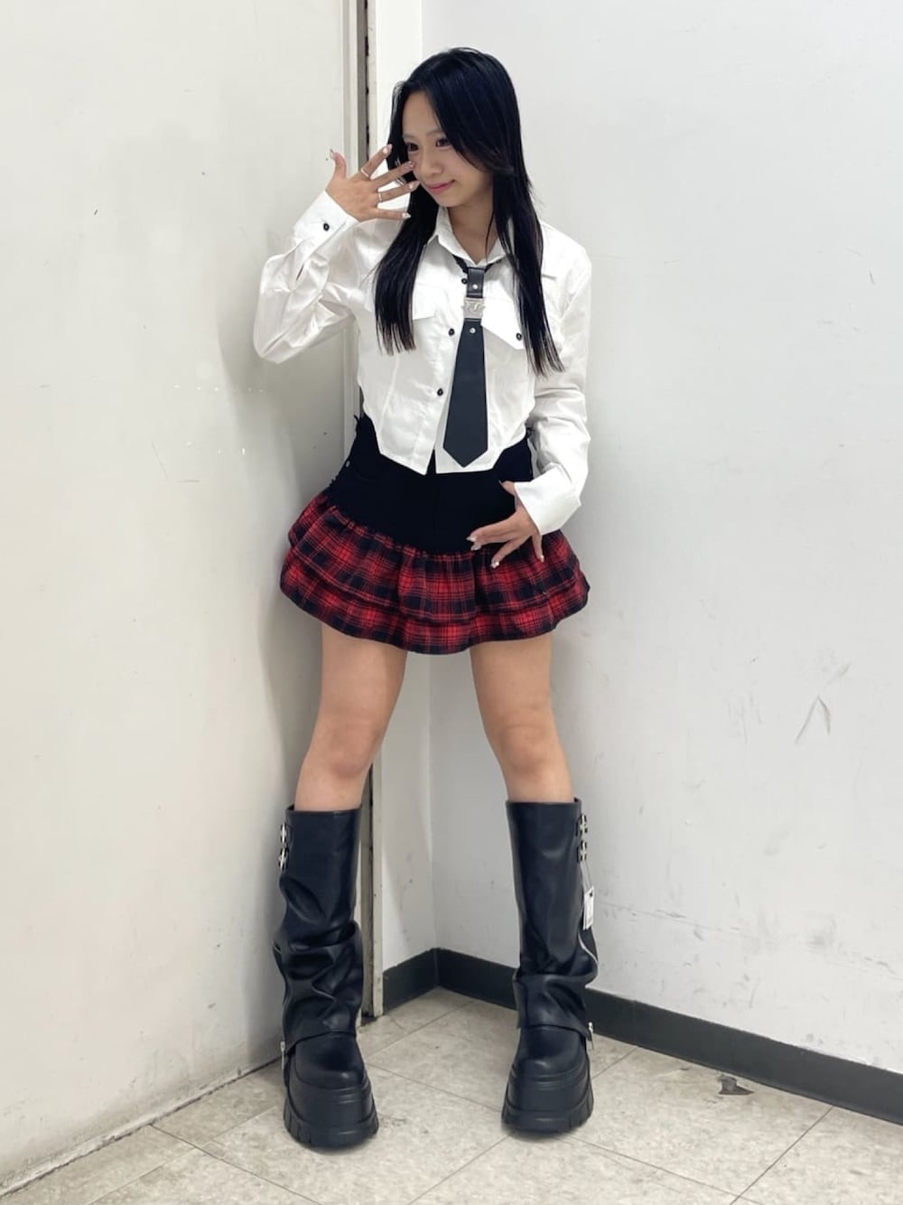 ホワイト系のシャツ/ブラウス、ブラック系のスカート、ブラック系のブーツを着用したレディースの秋コーディネートの1枚目の写真