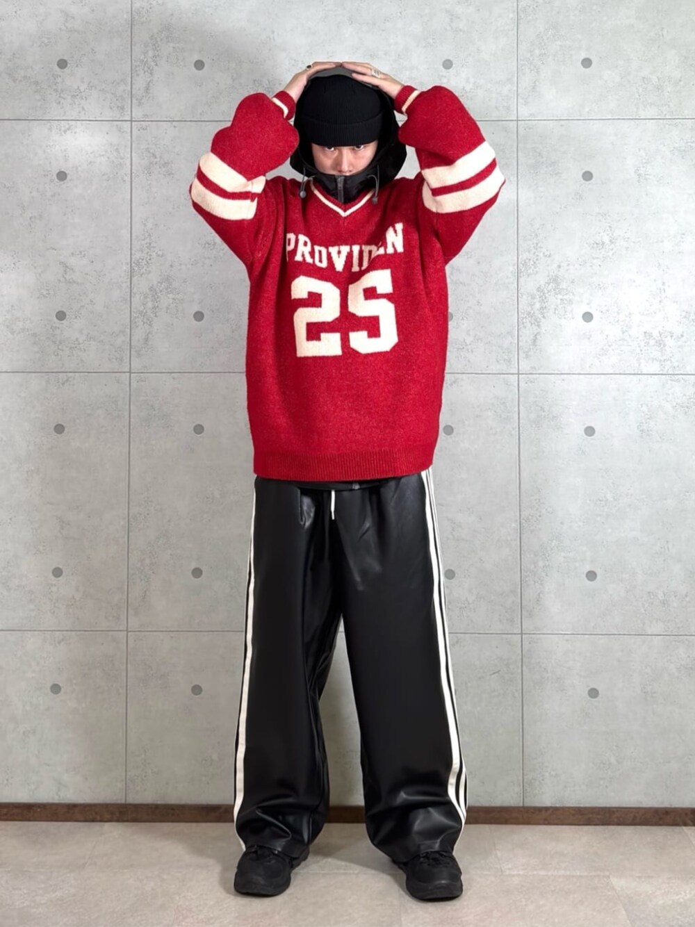 「冬コーデ、クリスマスに着たい服、マイベストコーデ2024、韓国ファッション、ニット帽、休日スタイル、赤、ニット、ニットコーデ、レイヤードスタイル、レイヤード、レイヤードコーデ、ユニセックス、ユニセックスコーデ、合皮」｜「WEGOのWEGO/【24年秋冬新作】ナンバリングラインフラッフィーニット（ニット/セーター、レッド系）」を使った、WEGOさん（メンズ・173cm）の冬コーディネートの1枚目の写真