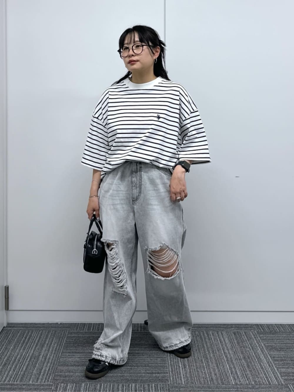 ホワイト系のTシャツ/カットソー、ブラック系のショルダーバッグ、その他のデニムパンツを着用したレディースの夏コーディネートの1枚目の写真