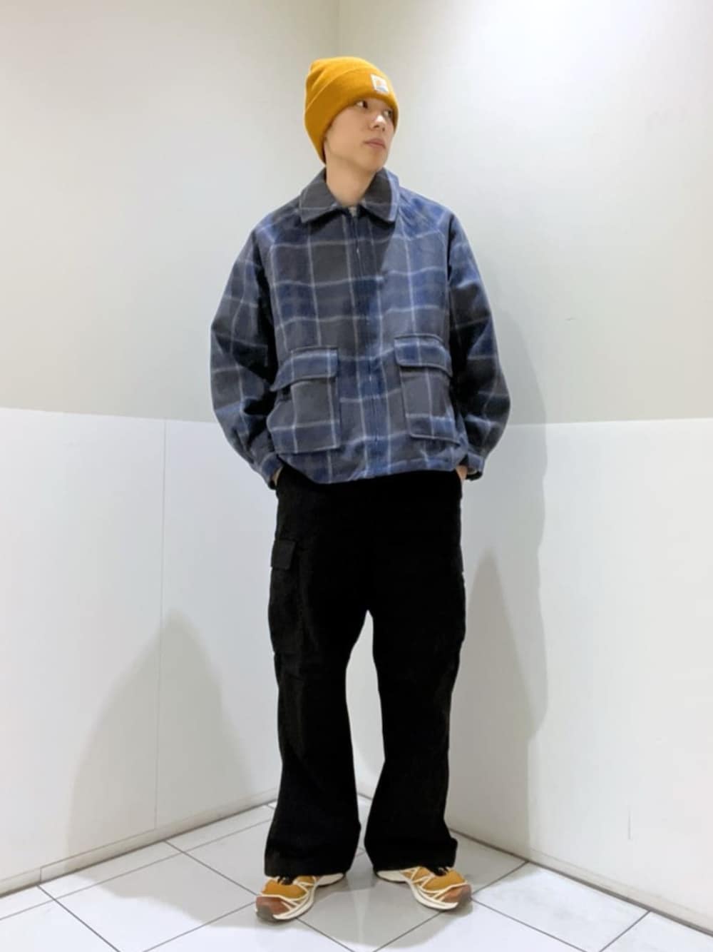 ブラック系のカーゴパンツ、その他のブルゾンを着用したメンズの秋コーディネートの1枚目の写真