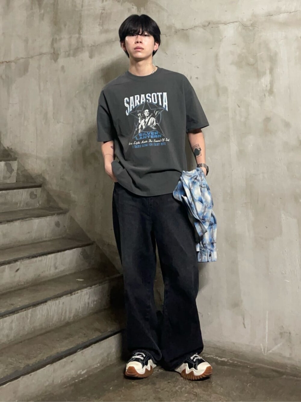 ブラック系のデニムパンツ、その他のTシャツ/カットソー、ブルー系のシャツ/ブラウスを着用したメンズの春コーディネートの1枚目の写真