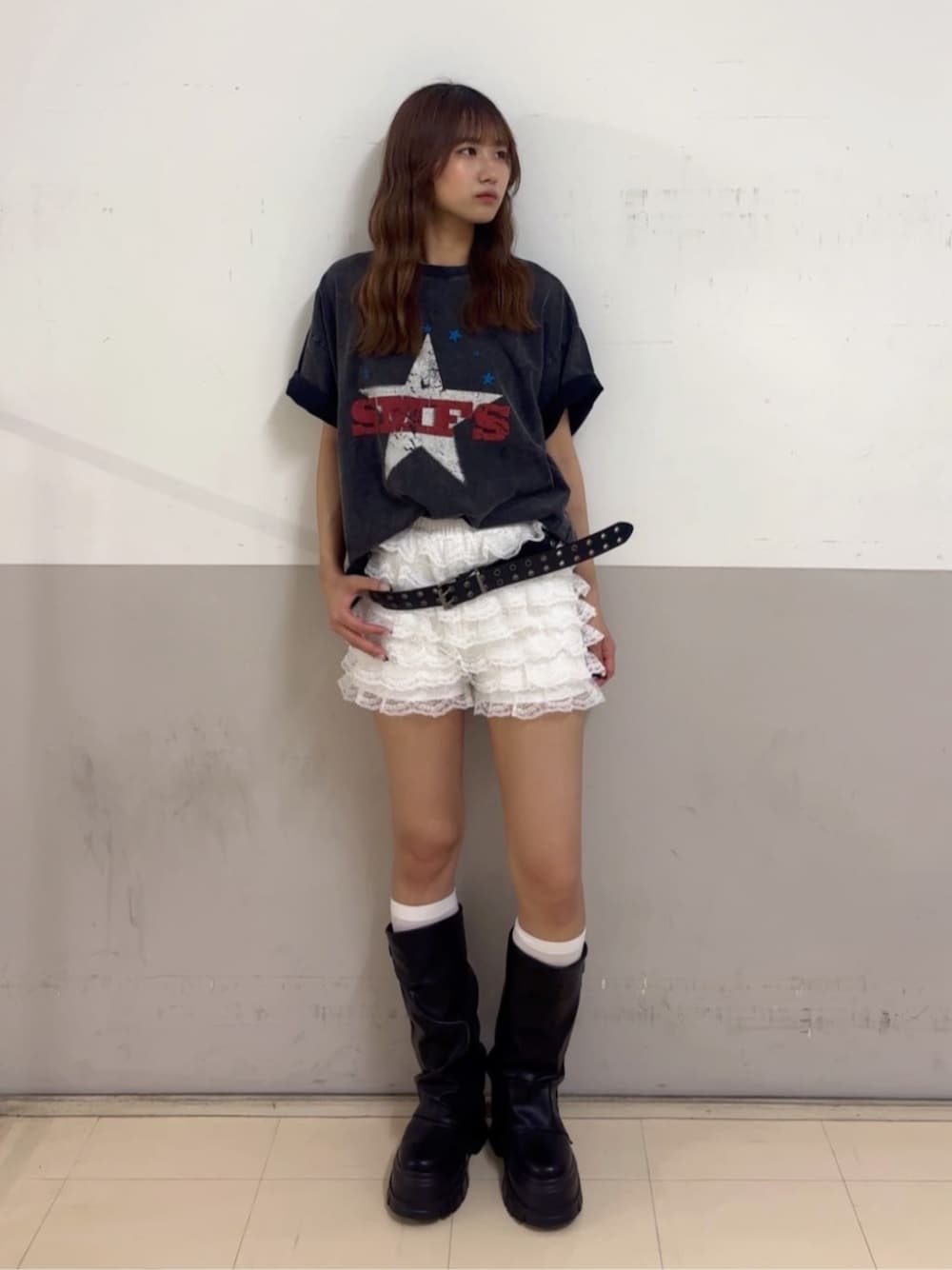 ブラック系のブーツ、ホワイト系のその他パンツ、その他のTシャツ/カットソーを着用したレディースの夏コーディネートの1枚目の写真
