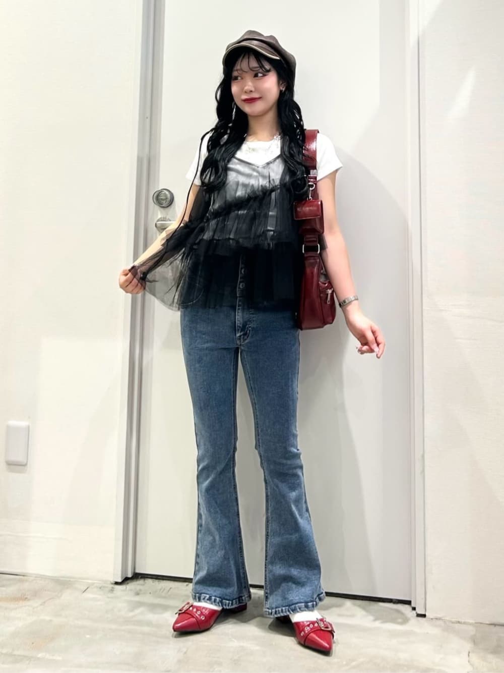 「ショルダーバッグ、休日スタイル、お出かけコーデ、フレアパンツ、春夏コーデ、春服コーデ、カジュアルガーリー、おでかけコーデ、レイヤードスタイル、おしゃれさんと繋がりたい、今日のコーデ、デニムコーデ、春めき満開コーデ、ガーリーコーデ、春色」｜「WEGOのWEGO/【24年春夏新作】ハイウエストストレッチフレアデニムパンツ（デニムパンツ、ブルー系）」を使った、WEGOさん（レディース・150cm）の春コーディネートの1枚目の写真