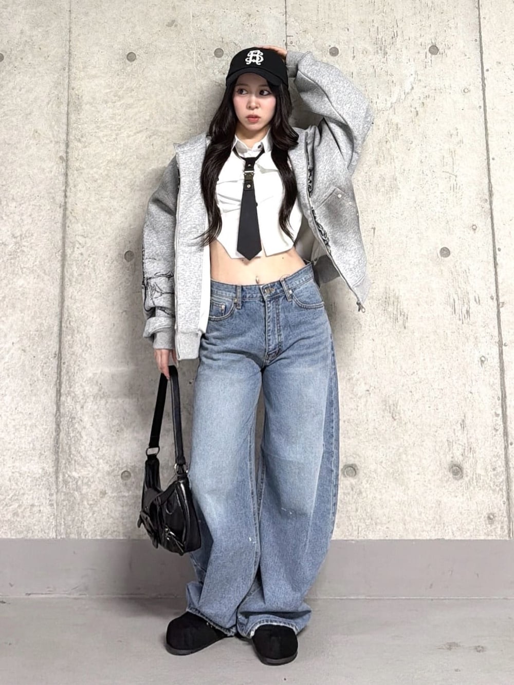 グレー系のパーカー、ブルー系のその他パンツ、ホワイト系のシャツ/ブラウスを着用したレディースの春コーディネートの1枚目の写真