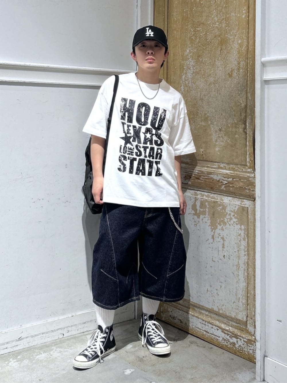その他のTシャツ/カットソー、ブルー系のデニムパンツ、グレー系のバックパック/リュックを着用したメンズの夏コーディネートの1枚目の写真
