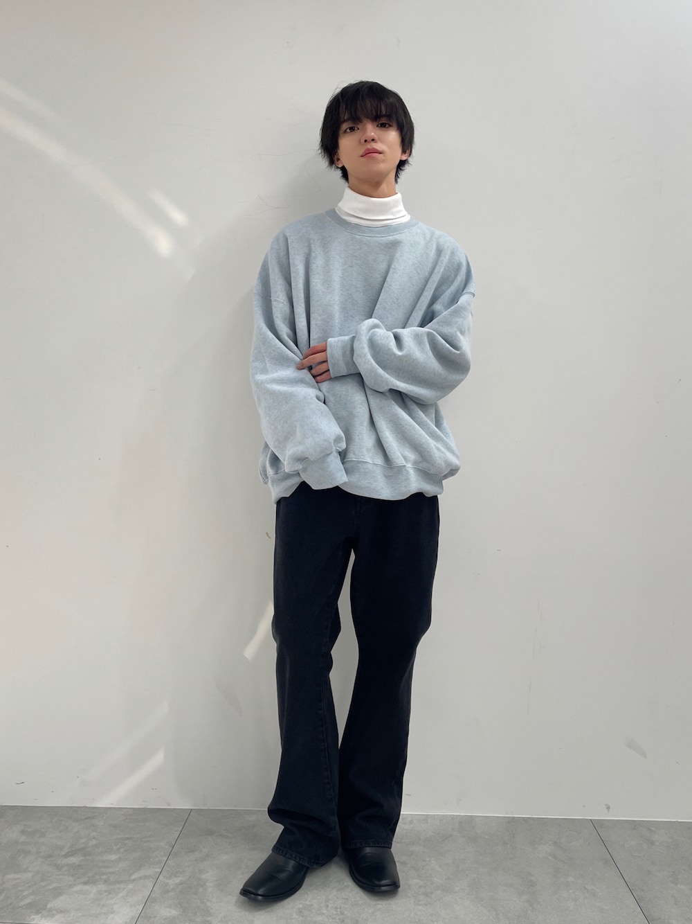 グレー系のスウェット、ブラック系のデニムパンツ、ホワイト系のTシャツ/カットソーを着用したメンズの冬コーディネートの1枚目の写真