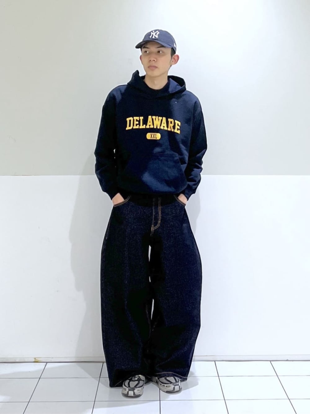 ブルー系のデニムパンツ、ブルー系のパーカー、その他のキャップを着用したメンズの春コーディネートの1枚目の写真